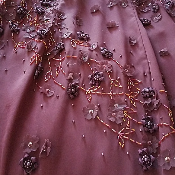 Stunning burgundy gown - Picture 4 of 7